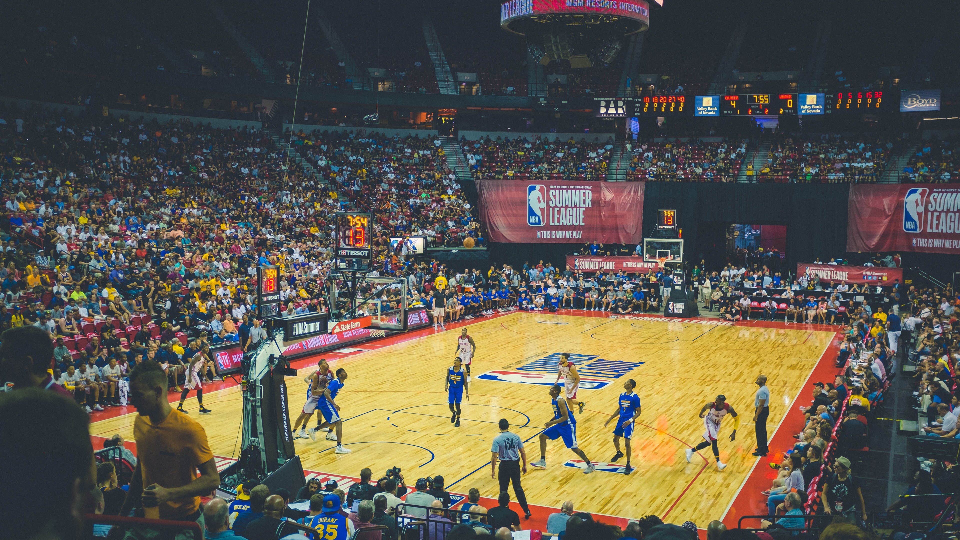 城市夜间篮球赛成为新时尚，展现年轻活力与城市魅力，关于夜间篮球场的环境描写